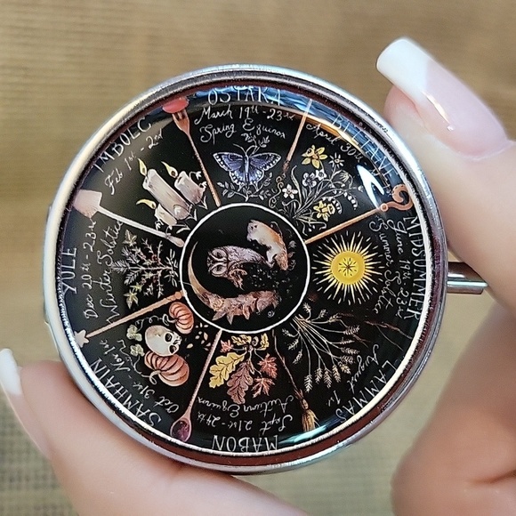 🔥LAST ONE🔥 WICCAN SEASONS HINGED TRAVEL BOX - Picture 1 of 6